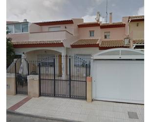 Vista exterior de Casa adosada en venda en Los Alcázares amb Aire condicionat, Calefacció i Jardí privat