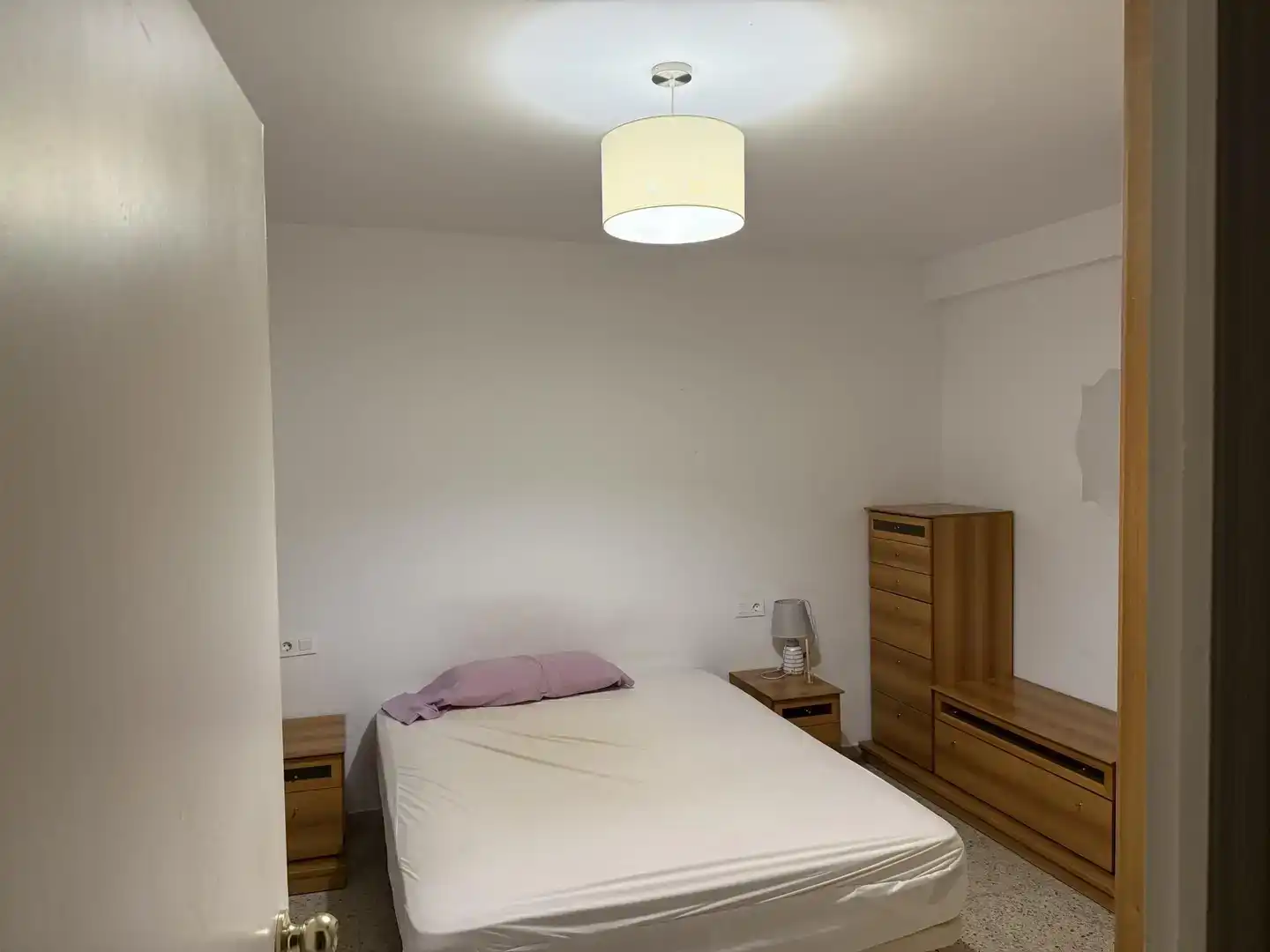 Dormitori de Apartament per a compartir en Granada amb Parquet, Moblat i Balcó