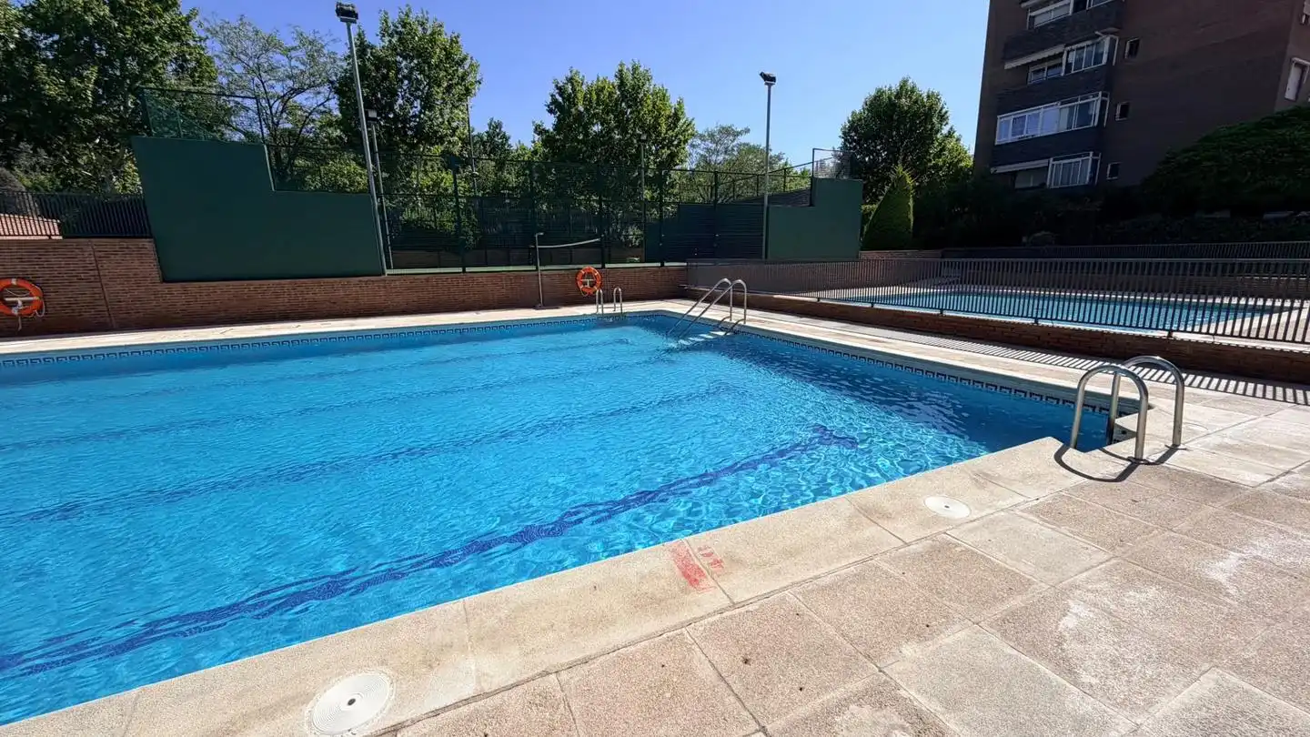 Piscina de Pis en venda en San Sebastián de los Reyes amb Aire condicionat, Calefacció i Parquet