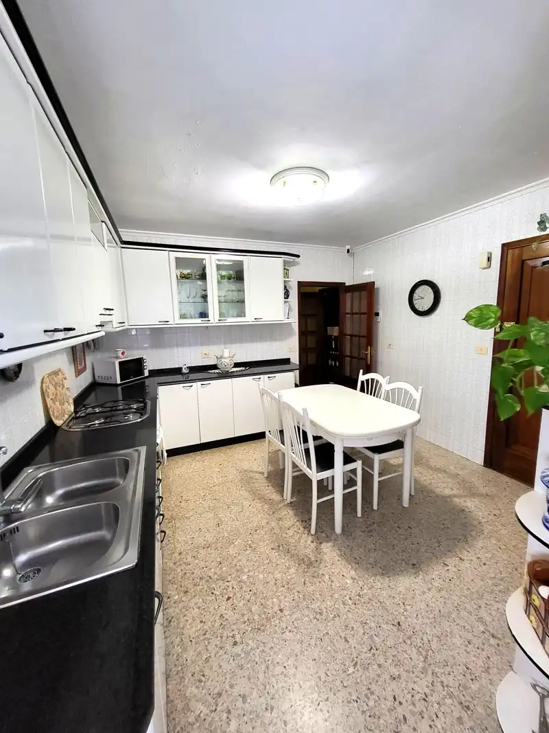 Kitchen of Flat for rent in Vigo   with Heating, Parquet flooring and Terrace