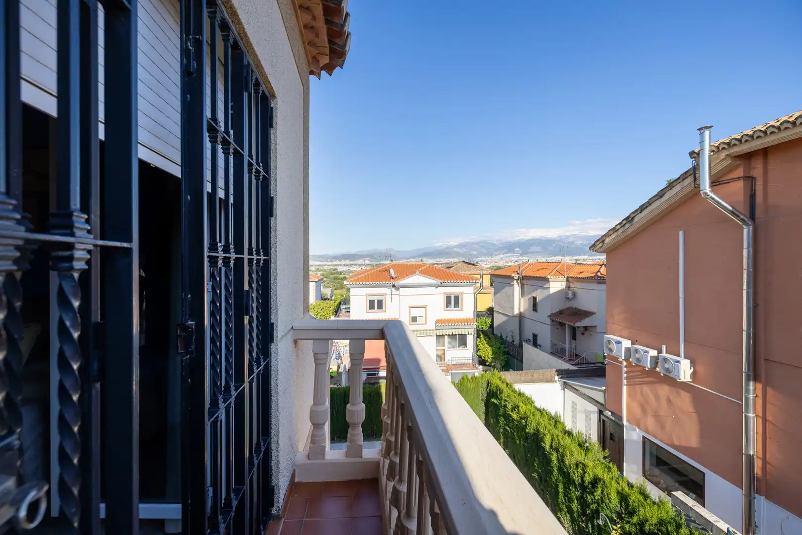 Vista exterior de Casa o xalet en venda en Cúllar Vega amb Aire condicionat, Calefacció i Terrassa