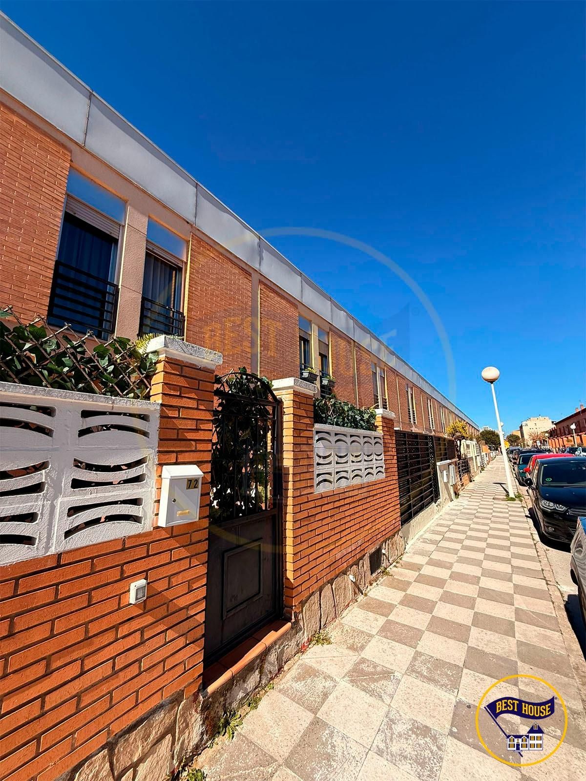 Vista exterior de Casa adosada en venda en Cuenca Capital amb Calefacció, Jardí privat i Balcó