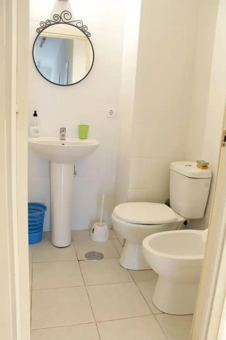 Badezimmer von Wohnung zur untervermieten in Sevilla mit Möbliert, Waschmaschine und Fernseher