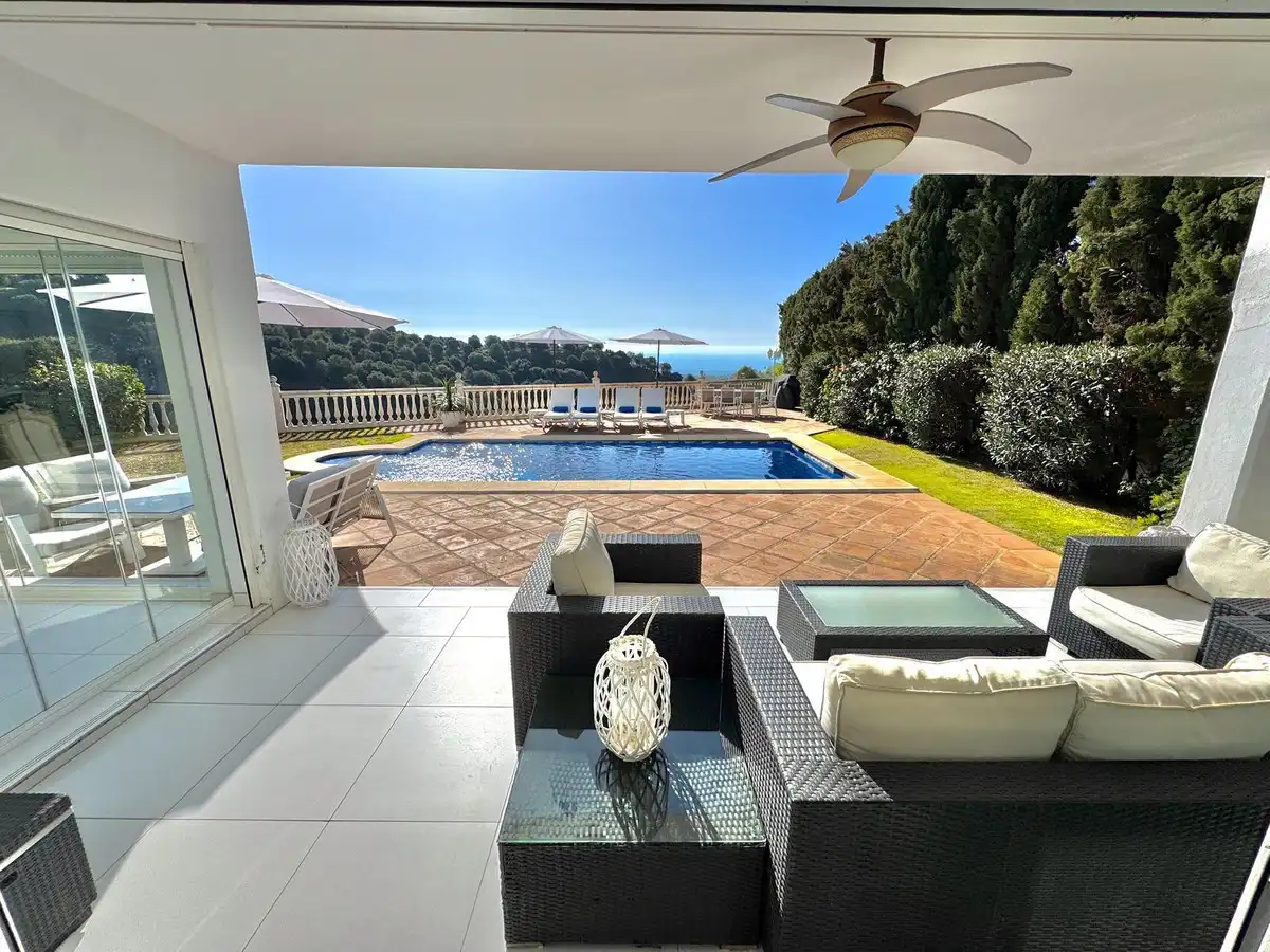 Chalet con piscina en venta en Calle Huelva de Calahonda 3820, imagen 4