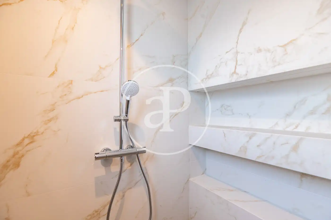 Bathroom of Flat for sale in Barcelona  with Air Conditioner, Heating and Balcony