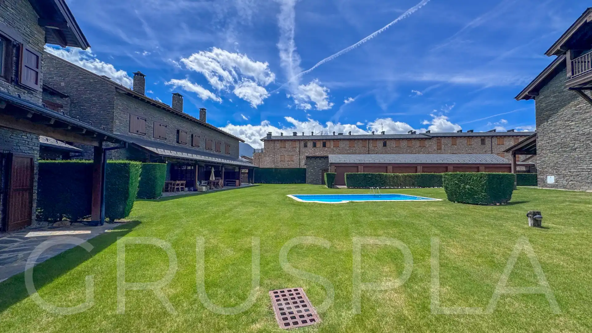 Garten von Einfamilien-Reihenhaus zum Verkauf in Bellver de Cerdanya mit Heizung, Parkett und Gemeinschaftspool