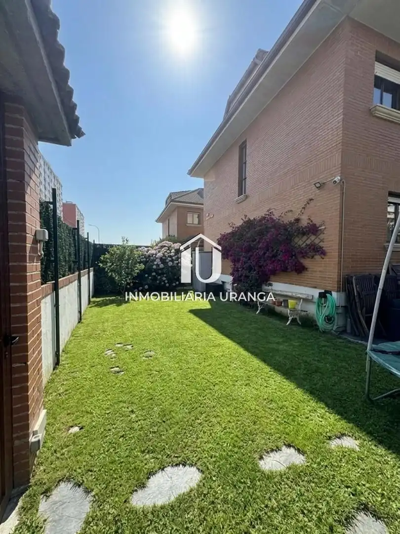 Vista exterior de Casa o chalet en venta en Laredo con Calefacción, Jardín privado y Terraza