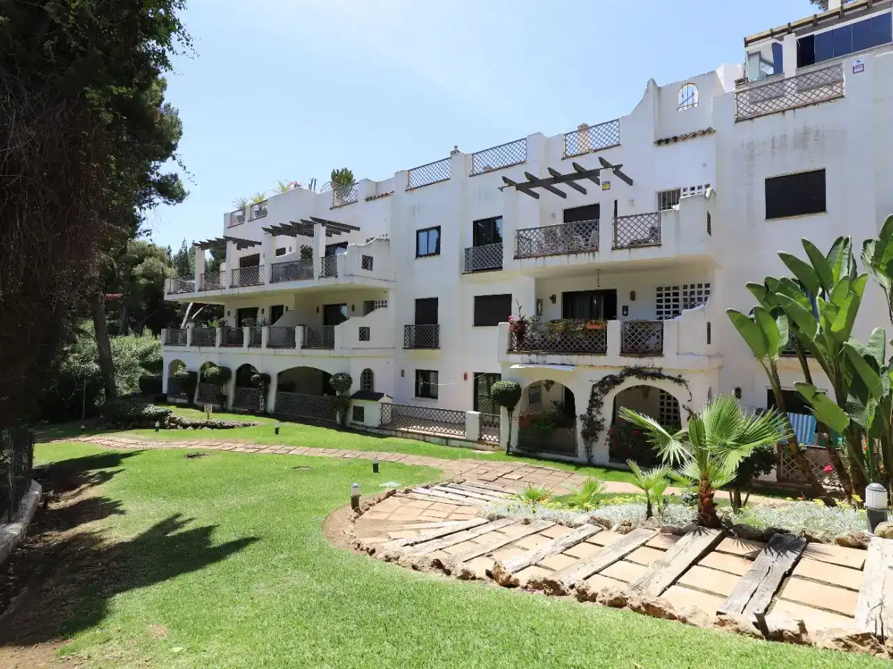 Vista exterior de Pis en venda en Marbella amb Aire condicionat i Piscina