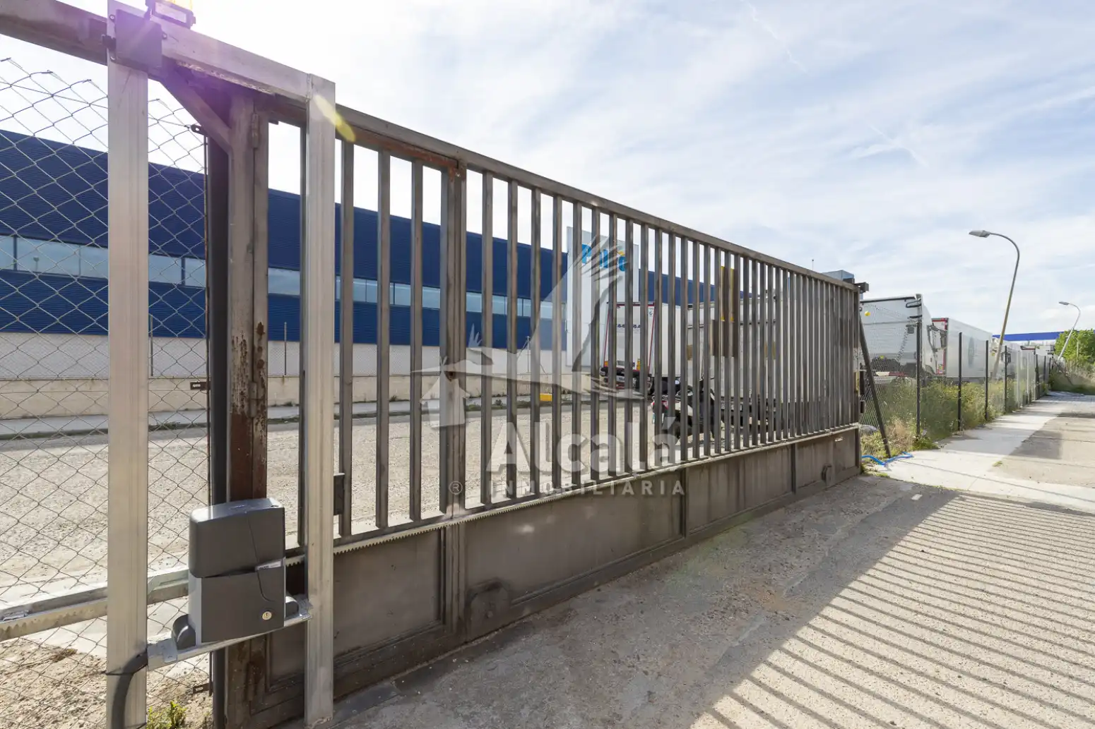 Vista exterior de Nave industrial en venta en Alcalá de Henares