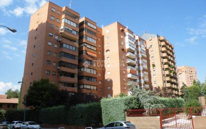Exterior view of Flat for sale in  Madrid Capital  with Heating, Parquet flooring and Community pool