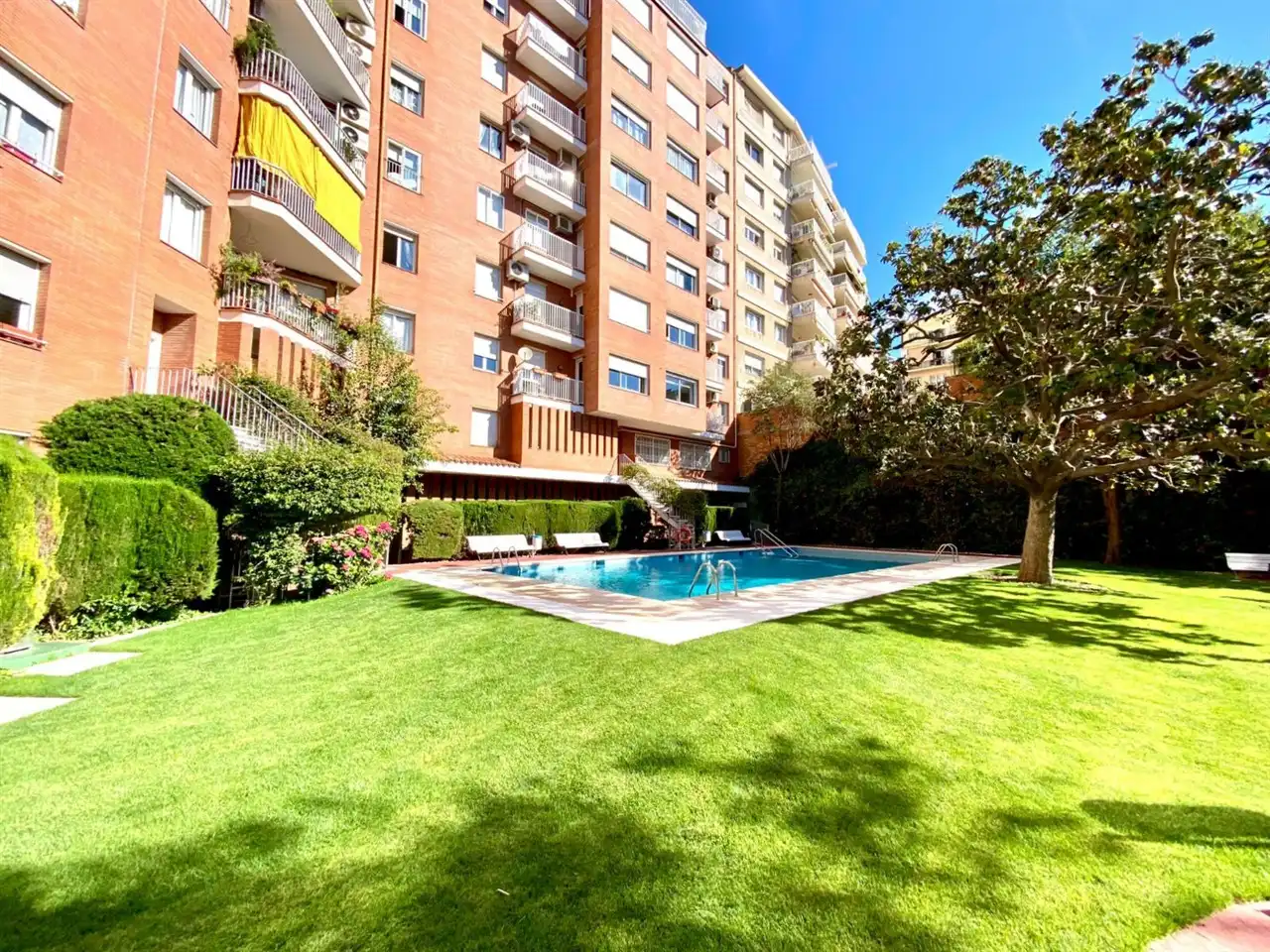 Schwimmbecken von Wohnung zum Verkauf in Barcelona mit Klimaanlage und Gemeinschaftspool