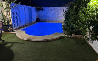 Piscina de Casa adosada en venda en Los Barrios amb Piscina