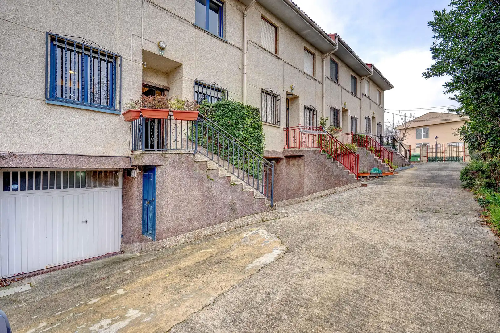 Außenansicht von Einfamilien-Reihenhaus zum Verkauf in Anguciana mit Privatgarten, Abstellraum und Schwimmbad