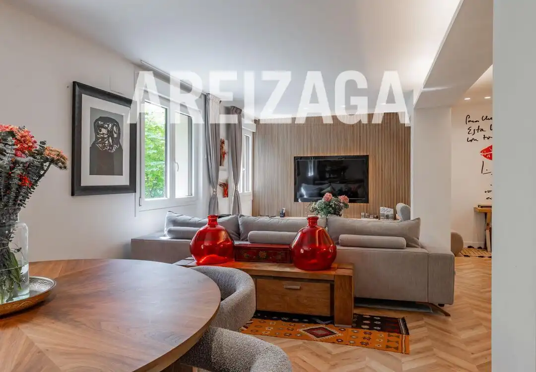 Sala d'estar de Pis en venda en Donostia - San Sebastián  amb Aire condicionat, Calefacció i Terrassa