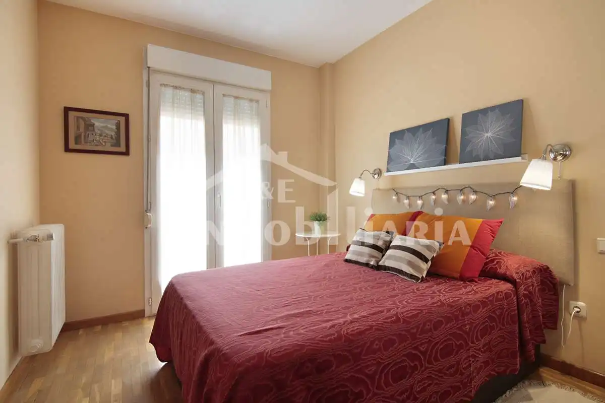 Habitación de Apartamento de alquiler en Granada con Aire acondicionado, Calefacción y Parquet