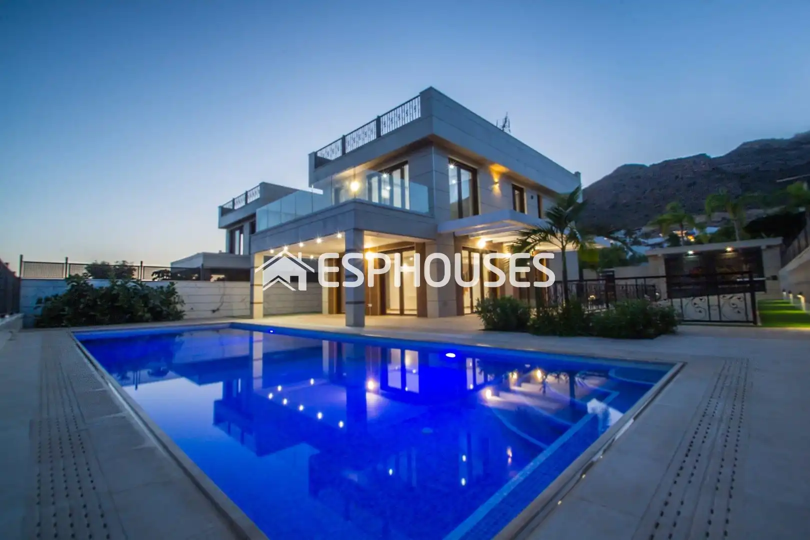 Villa avec piscine à vendre à Golf Bahía