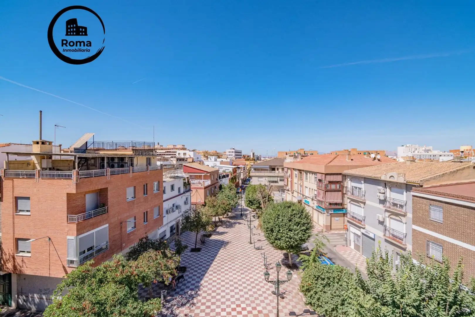 Vista exterior de Casa adosada en venda en Granada amb Aire condicionat, Terrassa i Moblat