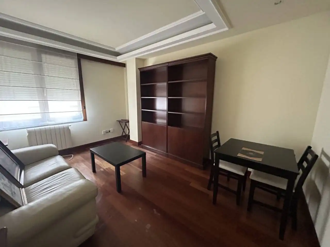 Sala d'estar de Apartament en venda en Oviedo  amb Calefacció, Parquet i Moblat