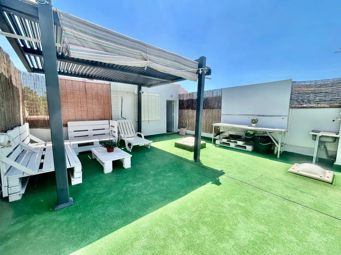 Terraza de Casa adosada en venta en Roquetas de Mar con Aire acondicionado, Calefacción y Jardín privado