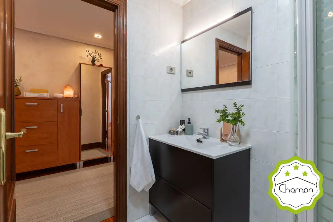 Badezimmer von Wohnung zum Verkauf in Bilbao  mit Heizung, Privatgarten und Abstellraum