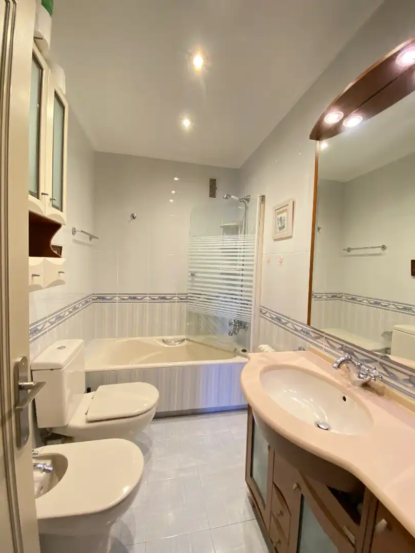 Baño de Piso de alquiler en Bilbao  con Calefacción, Terraza y Amueblado
