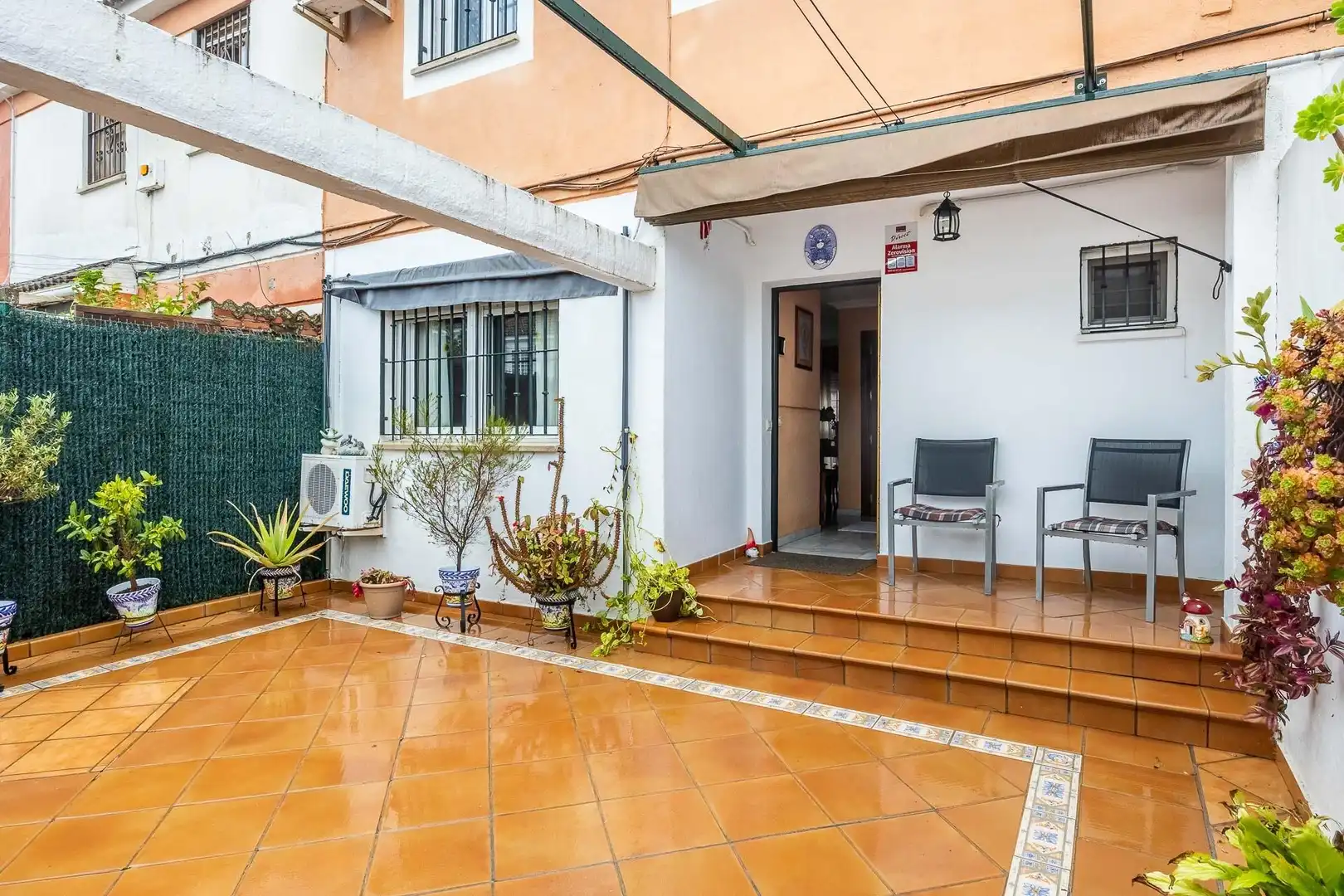 Terrassa de Casa adosada en venda en Dos Hermanas amb Aire condicionat, Jardí privat i Piscina comunitària