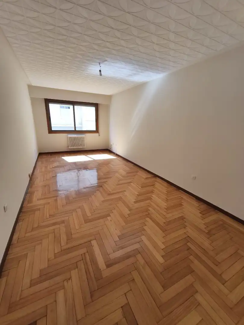 Sala d'estar de Pis en venda en Ourense Capital  amb Calefacció, Parquet i Traster