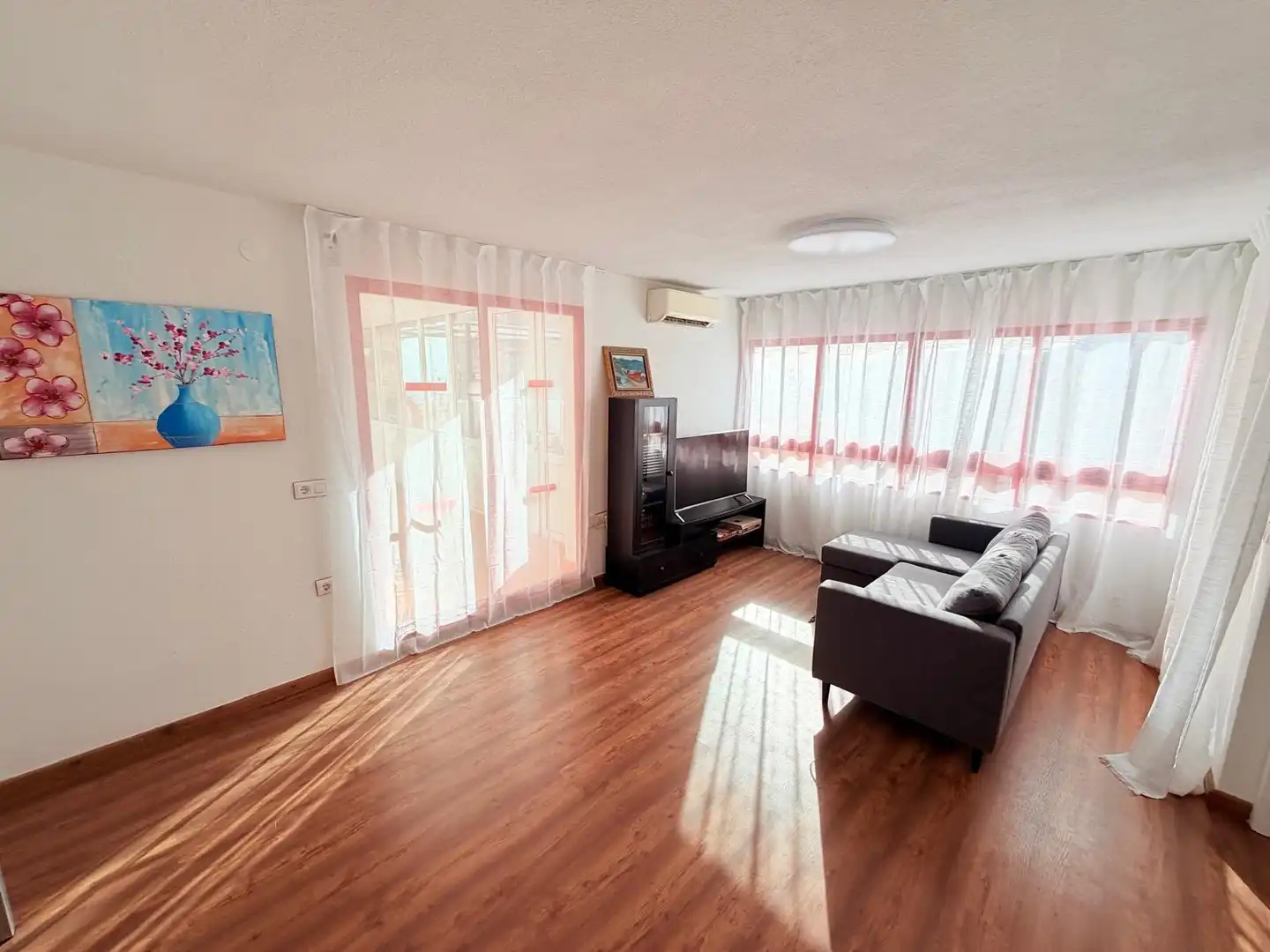Sala de estar de Ático en venta en Benidorm con Aire acondicionado, Jardín privado y Terraza