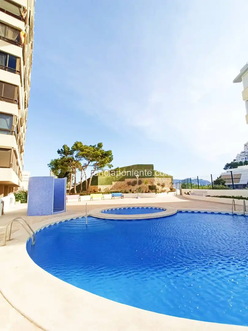 Piscina de Apartamento de alquiler en Finestrat con Aire acondicionado, Terraza y Amueblado