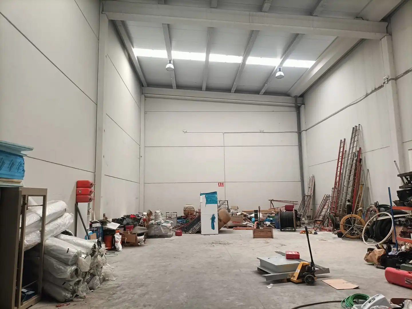 Fabrikhallen zur Miete in Sant Vicenç Dels Horts mit Heizung und Alarm