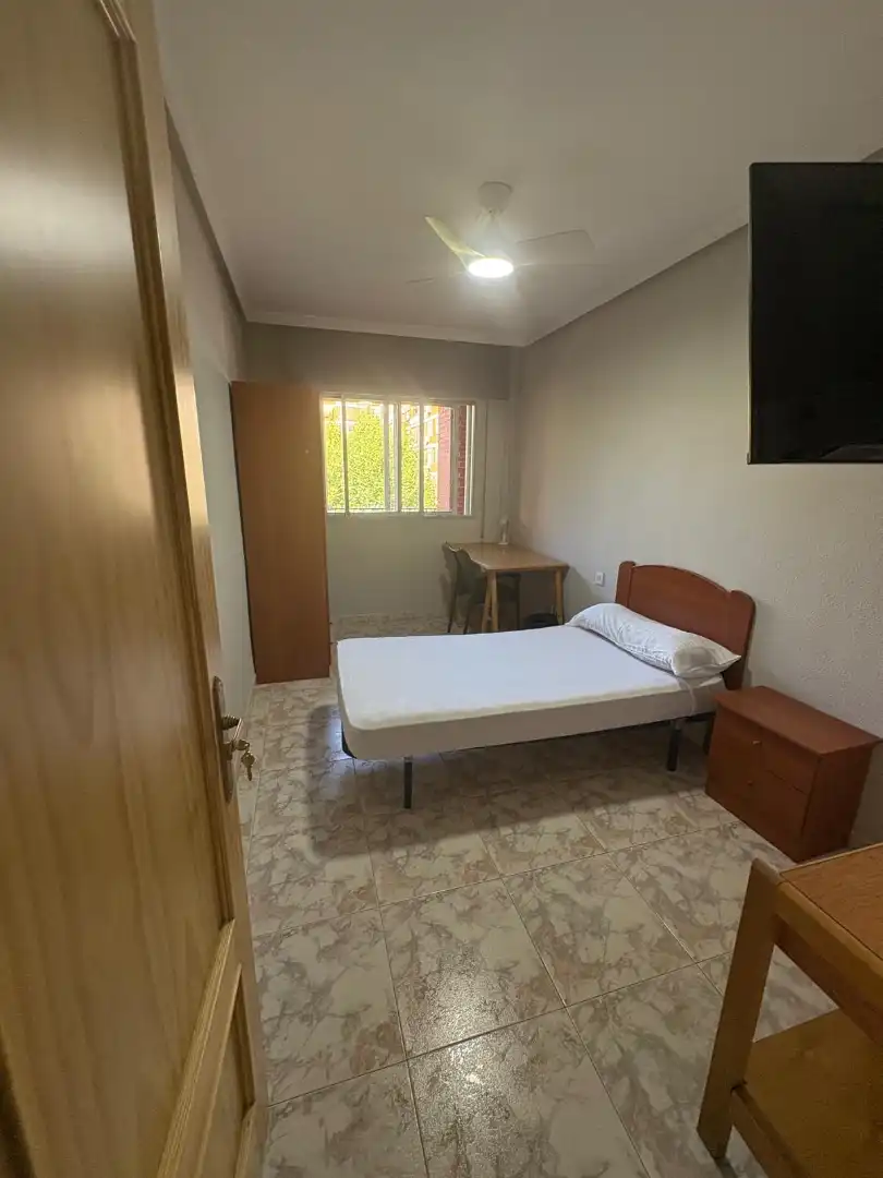 Habitación de Piso para compartir en Plasencia con Aire acondicionado, Amueblado y Balcón