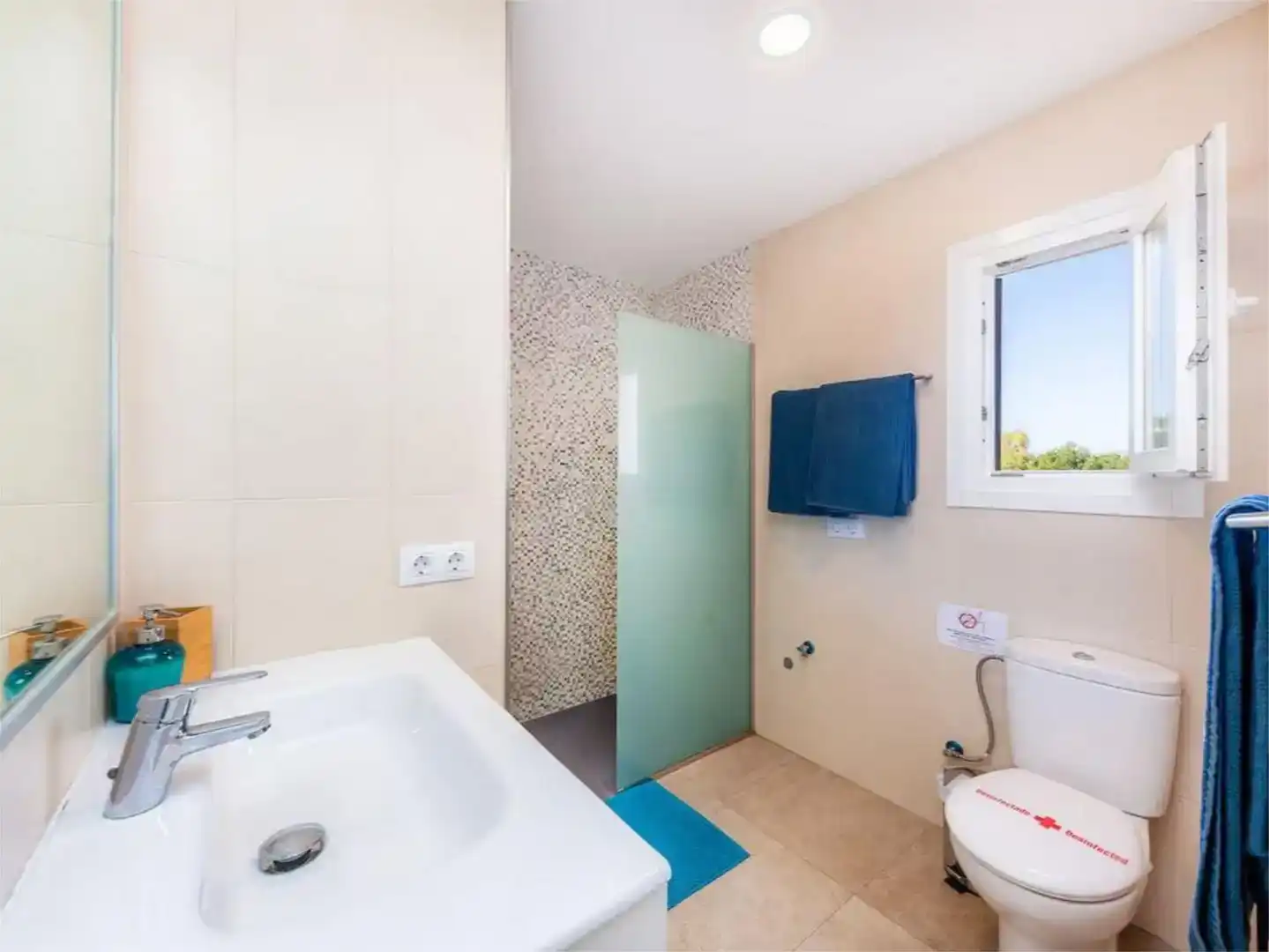 Badezimmer von Country house zur Miete in Alcúdia mit Klimaanlage, Privatgarten und Parkett