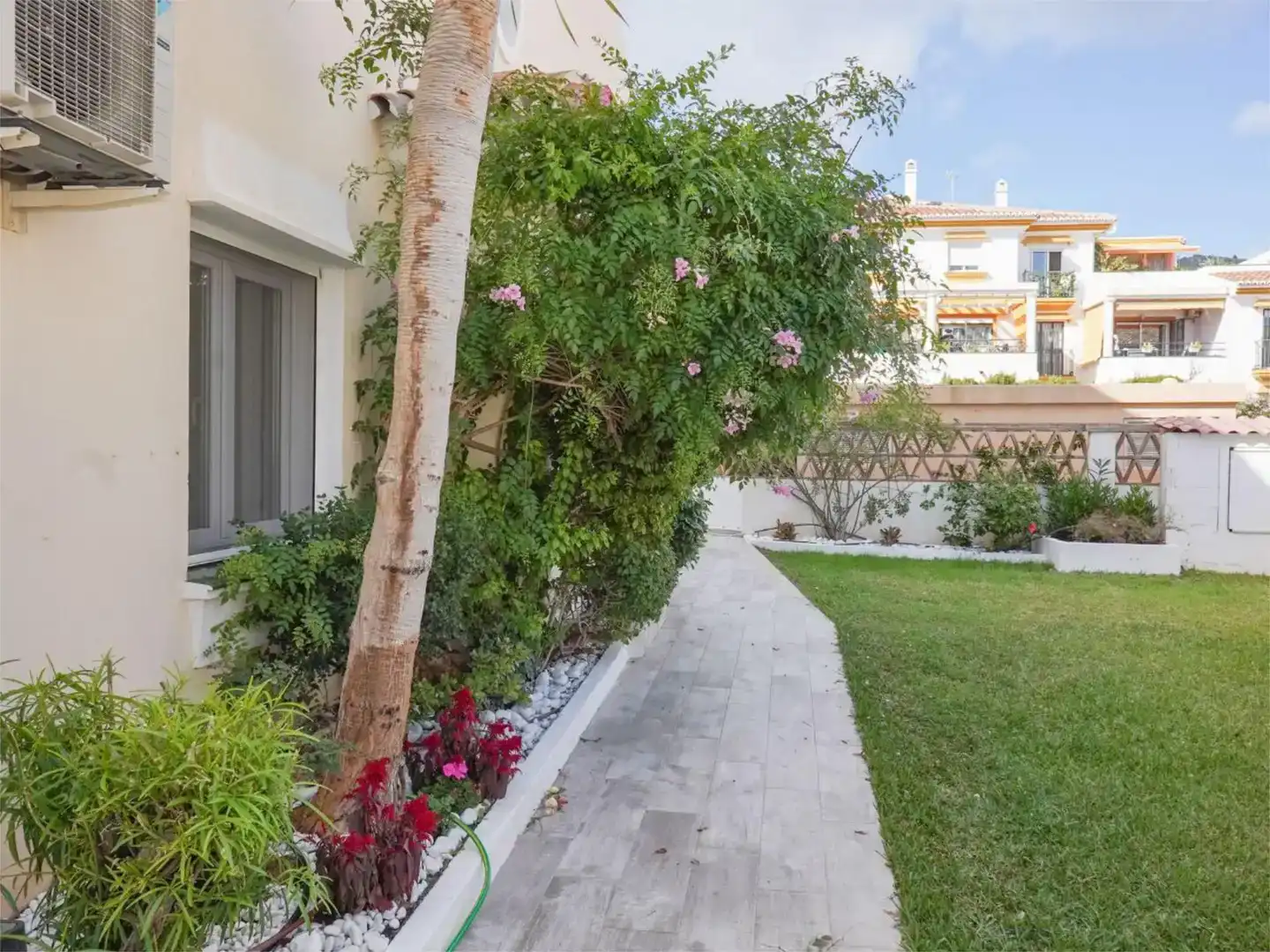 Jardí de Casa adosada en venda en Benalmádena amb Aire condicionat i Piscina