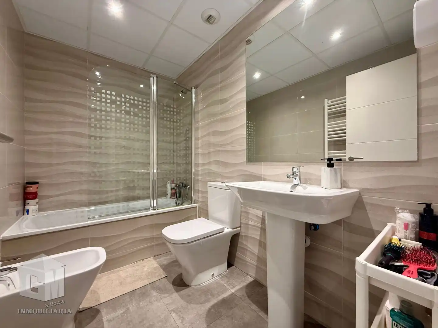 Badezimmer von Einfamilien-Reihenhaus zum Verkauf in Arroyomolinos (Madrid) mit Klimaanlage, Heizung und Privatgarten