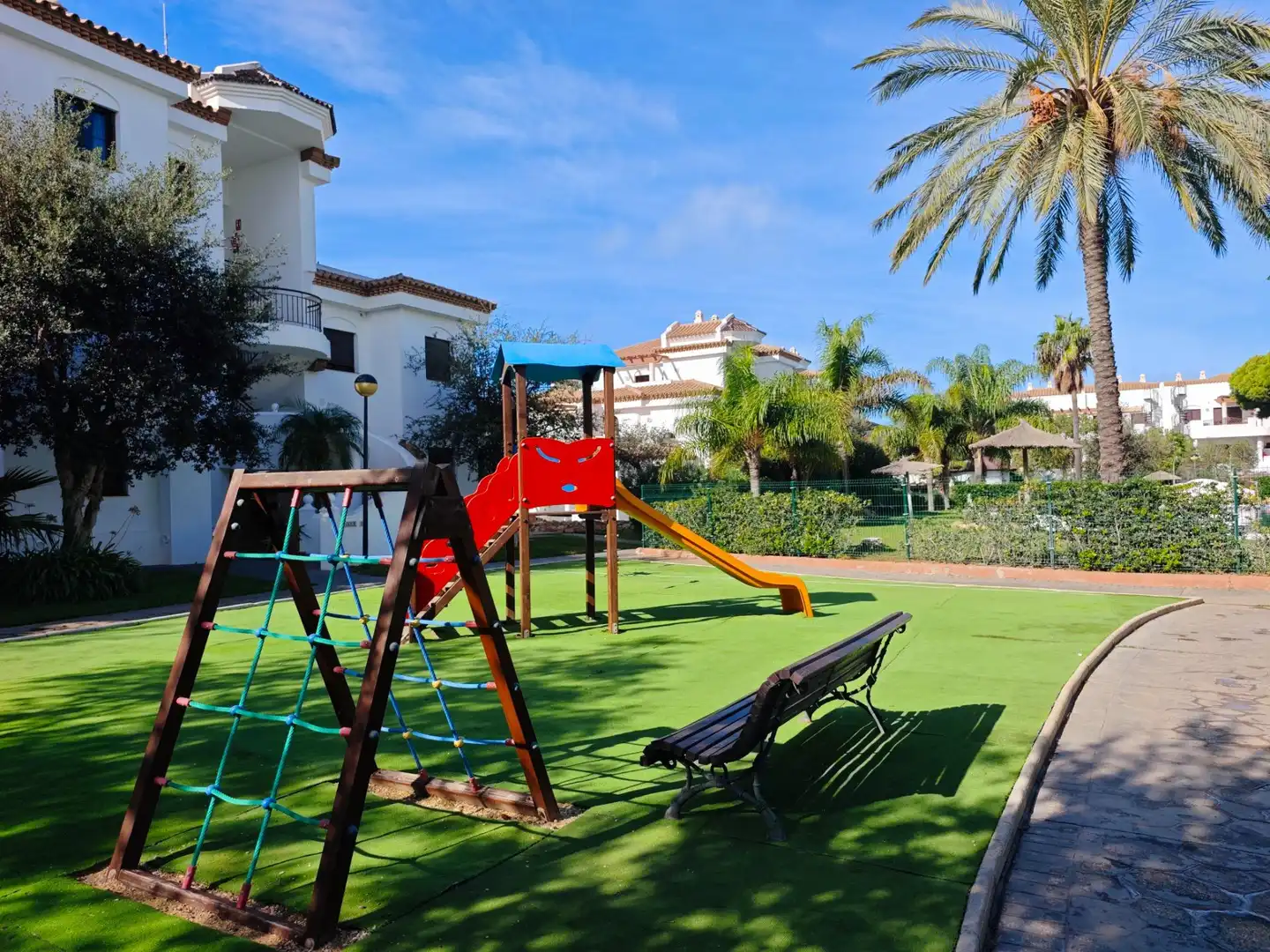 Vista exterior de Apartamento en venta en Chiclana de la Frontera con Jardín privado, Terraza y Amueblado