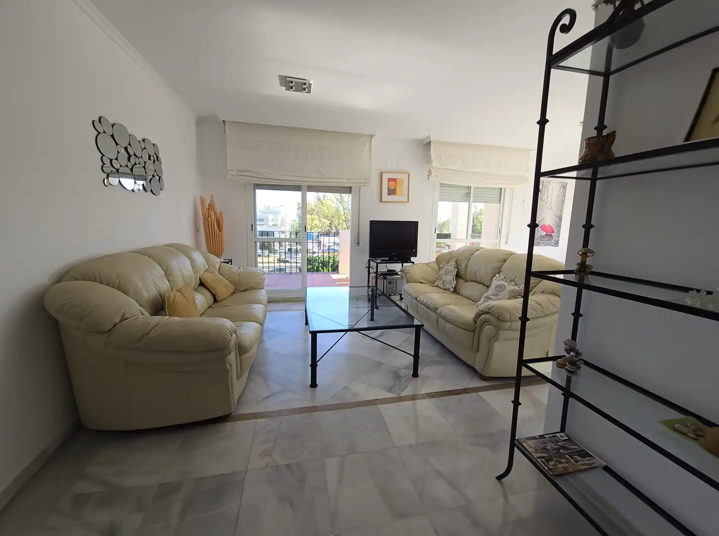 Wohnzimmer von Dachboden zur Miete in Marbella mit Klimaanlage, Terrasse und Möbliert