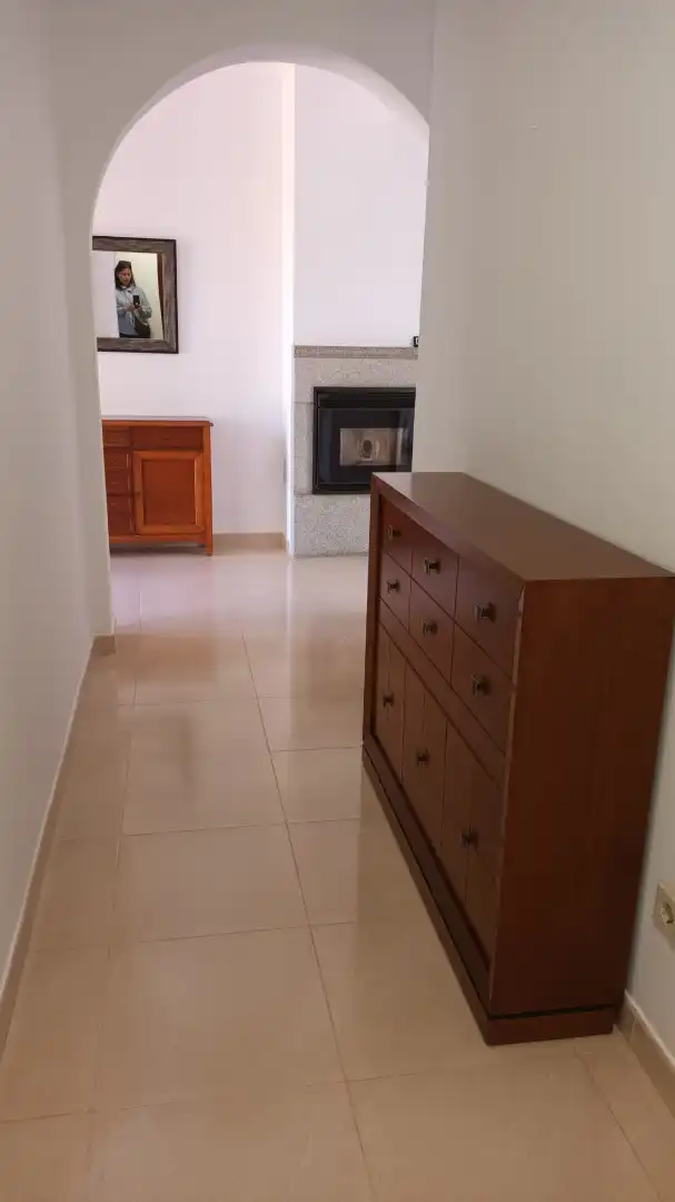 Sala d'estar de Casa o xalet en venda en Muros amb Jardí privat, Piscina i Moblat