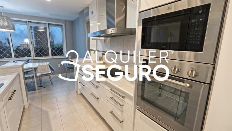 Cuina de Casa o xalet de lloguer en San Juan de Aznalfarache amb Aire condicionat, Terrassa i Piscina