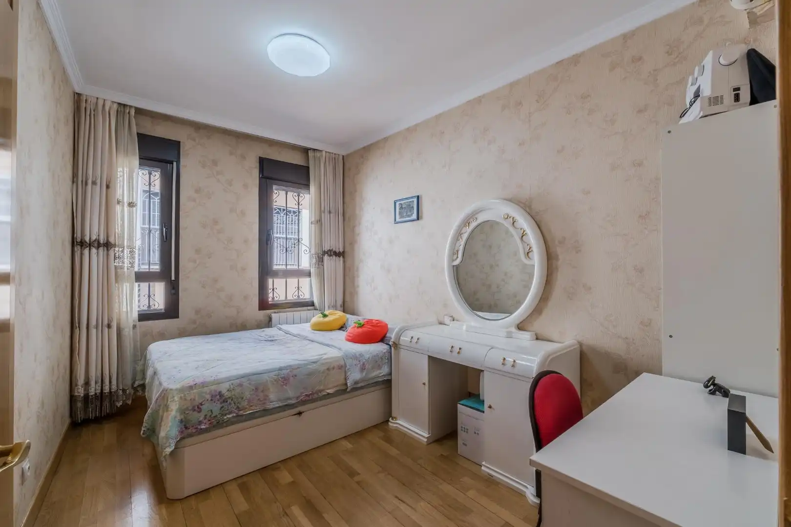 Habitación de Casa adosada en venta en Carabanchel