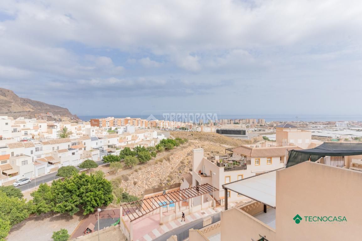Vista exterior de Pis en venda en Roquetas de Mar amb Aire condicionat, Parquet i Terrassa