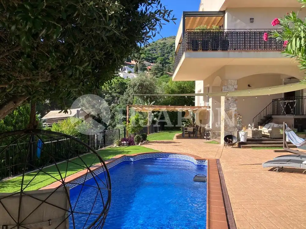 Piscina de Casa o xalet en venda en Alella amb Aire condicionat, Calefacció i Jardí privat