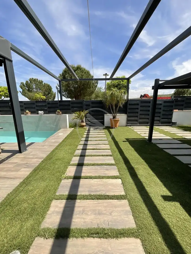Piscina de Casa o xalet en venda en Linares amb Aire condicionat