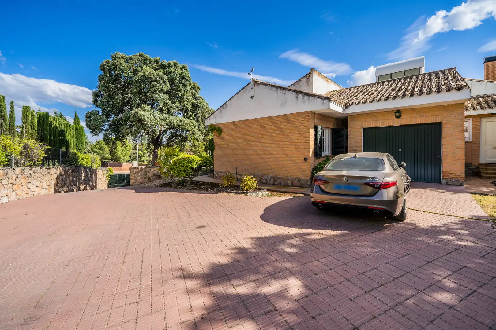 Vista exterior de Casa o chalet en venta en Las Rozas de Madrid con Aire acondicionado, Calefacción y Jardín privado