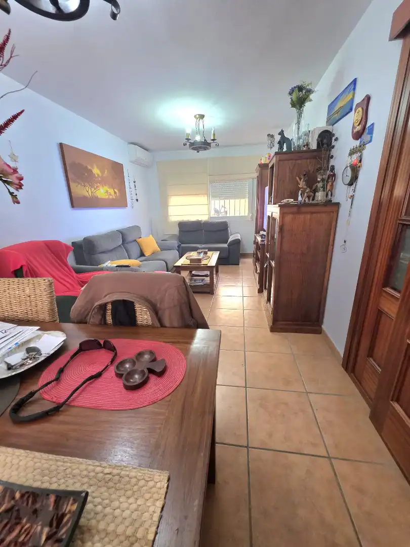 Sala d'estar de Casa adosada en venda en Tarifa amb Aire condicionat, Jardí privat i Terrassa