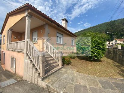 Vista exterior de Casa o xalet en venda en Mos amb Calefacció, Jardí privat i Terrassa