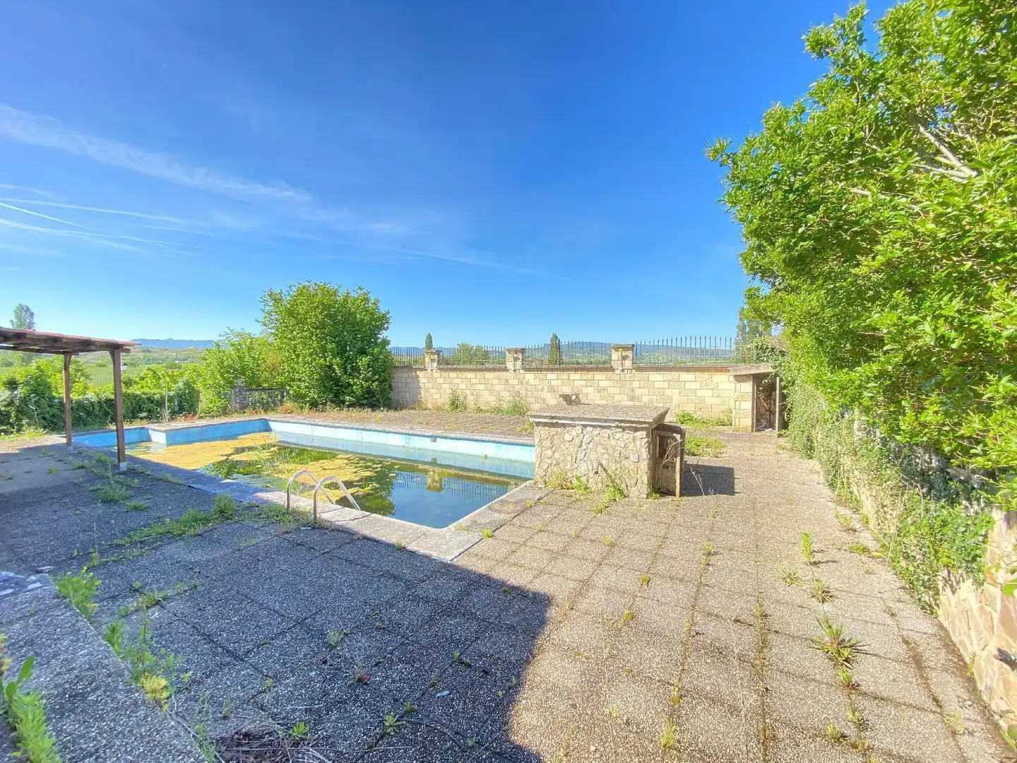 Piscina de Casa o xalet en venda en Condado de Treviño amb Jardí privat, Terrassa i Traster