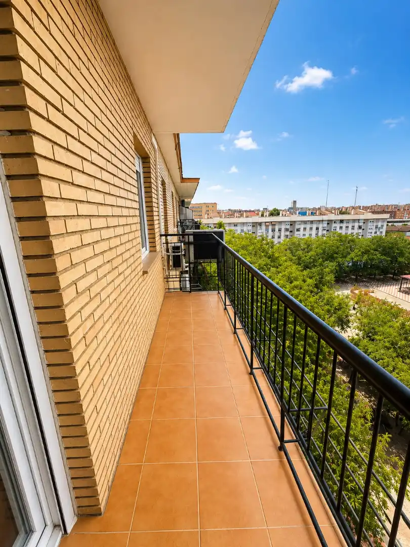 Balcony of Houses for sale in Sevilla  with Air Conditioner, Parquet flooring and Balcony