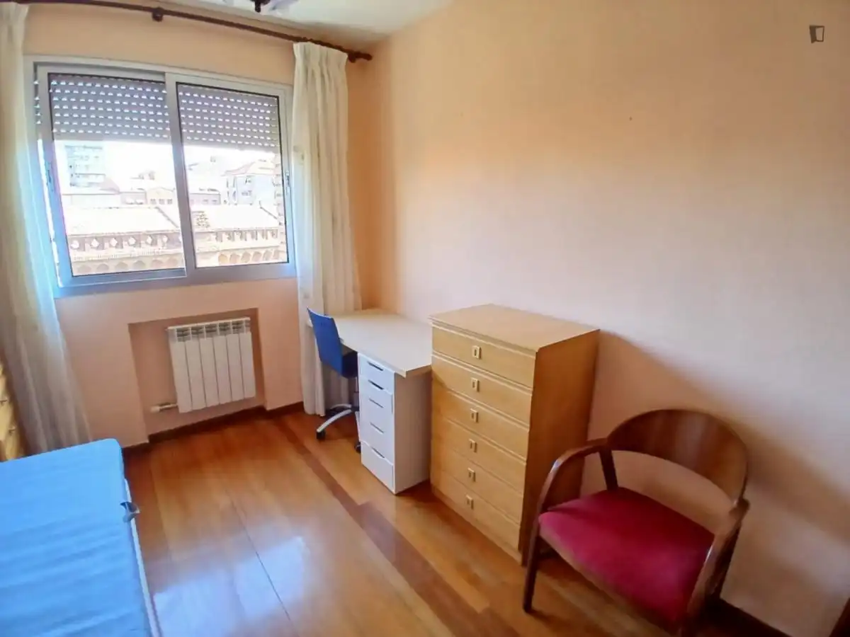 Dormitori de Apartament per a compartir en Valladolid amb Moblat, Forn i Rentadora