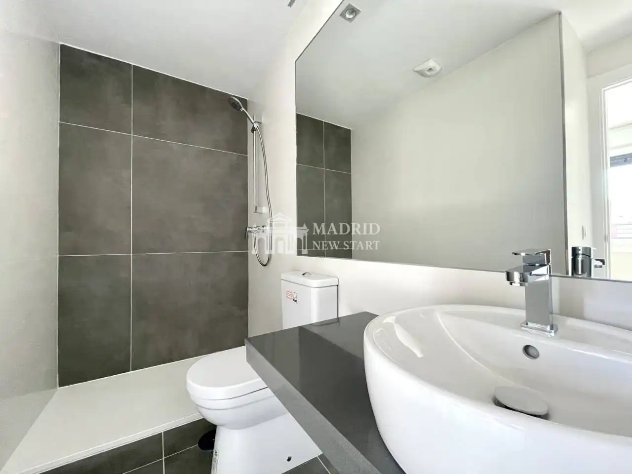 Baño de Ático de alquiler en Madrid con Aire acondicionado, Calefacción y Terraza