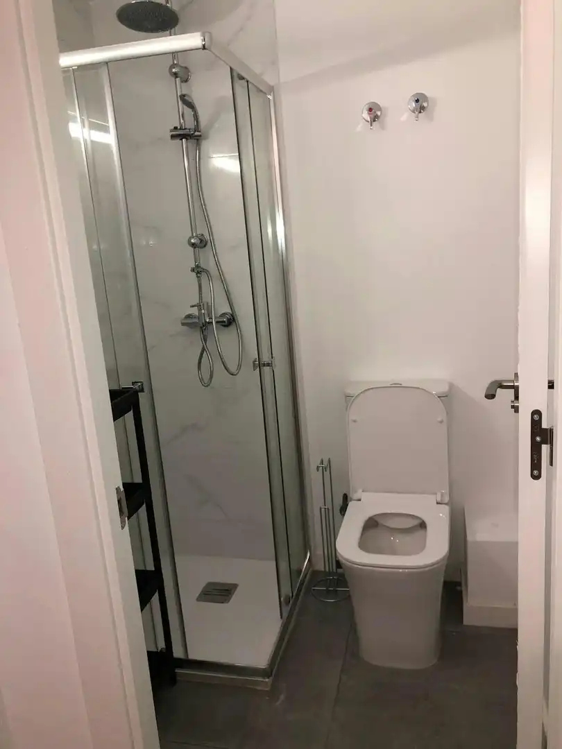 Badezimmer von Wohnung zur untervermieten in Valencia mit Klimaanlage und Waschmaschine